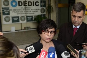 Delegada Márcia Noeli falando após o depoimento de Marcos (Foto: Roberto Teixeira / EGO)