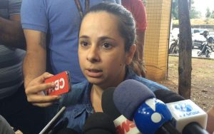 Vivian Oliveira, mãe de João, de 2 anos e sete meses, conta o pânico que viveu (Foto: Bruno Albernaz / G1) 